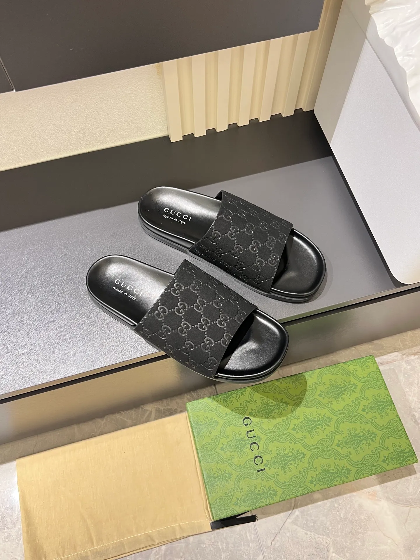 Men's Men's Shoes 💰p320 "GUCC＊" These slippers are made of GG polyester and feature a Gucci label on the front, adding a bold logo feel to the style. "Gucci Made in Italy" stamped label Rubber sole. Size 38-44